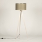 Foto 31402-5 vooraanzicht: Beige driepoot vloerlamp met taupe kap van stof 