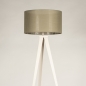 Foto 31402-7 vooraanzicht: Beige driepoot vloerlamp met taupe kap van stof 