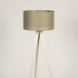 Foto 31402-8 vooraanzicht: Beige driepoot vloerlamp met taupe kap van stof 