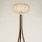 Foto 31407-6 vooraanzicht: Driepoot vloerlamp van hout in walnoot kleur met een beige lampion kap 