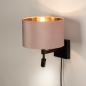 Foto 31427-3 schuinaanzicht: Zwarte wandlamp met leeslamp en roze kap van fluweel en snoer en stekker 