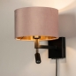Foto 31427-4 schuinaanzicht: Zwarte wandlamp met leeslamp en roze kap van fluweel en snoer en stekker 