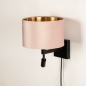 Foto 31427-7 schuinaanzicht: Zwarte wandlamp met leeslamp en roze kap van fluweel en snoer en stekker 