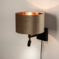 Foto 31428-3 schuinaanzicht: Zwarte wandlamp met taupe kap van fluweel en extra leeslamp met snoer en stekker
