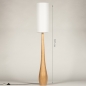 Foto 31431-1: Große, kegelförmige Stehlampe aus Holz mit hohem, schmalem Stoffschirm in cremefarbener Farbe im Japandi-Stil