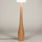 Foto 31431-11: Große, kegelförmige Stehlampe aus Holz mit hohem, schmalem Stoffschirm in cremefarbener Farbe im Japandi-Stil