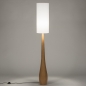 Foto 31431-2: Große, kegelförmige Stehlampe aus Holz mit hohem, schmalem Stoffschirm in cremefarbener Farbe im Japandi-Stil