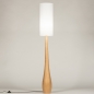 Foto 31431-3: Große, kegelförmige Stehlampe aus Holz mit hohem, schmalem Stoffschirm in cremefarbener Farbe im Japandi-Stil
