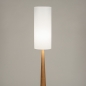 Foto 31431-4: Große, kegelförmige Stehlampe aus Holz mit hohem, schmalem Stoffschirm in cremefarbener Farbe im Japandi-Stil
