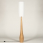 Foto 31431-6: Große, kegelförmige Stehlampe aus Holz mit hohem, schmalem Stoffschirm in cremefarbener Farbe im Japandi-Stil