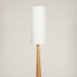 Foto 31431-7: Große, kegelförmige Stehlampe aus Holz mit hohem, schmalem Stoffschirm in cremefarbener Farbe im Japandi-Stil