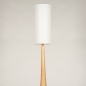 Foto 31431-8: Große, kegelförmige Stehlampe aus Holz mit hohem, schmalem Stoffschirm in cremefarbener Farbe im Japandi-Stil