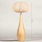 Foto 31434-1: Große kegelförmige Holztischlampe mit beigem Stoffschirm im Japandi-Stil