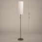 Foto 31444-1: Slanke, stalen vloerlamp voorzien van een smalle lampenkap