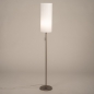 Foto 31444-3: Slanke, stalen vloerlamp voorzien van een smalle lampenkap