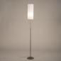 Foto 31444-4: Slanke, stalen vloerlamp voorzien van een smalle lampenkap