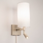 Foto 31449-2 zijaanzicht: Beige bedlamp met hoge koker kap in het wit en extra led leeslamp 