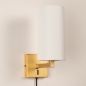 Foto 31450-1: Gouden wandlamp met schakelaar en hoge kap van stof in het wit E27 