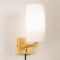 Foto 31450-2: Gouden wandlamp met schakelaar en hoge kap van stof in het wit E27 