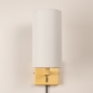 Foto 31450-3: Gouden wandlamp met schakelaar en hoge kap van stof in het wit E27 