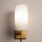 Foto 31450-6: Gouden wandlamp met schakelaar en hoge kap van stof in het wit E27 