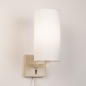 Foto 31454-2 schuinaanzicht: Beige wandlamp met hoge witte koker kap en snoer en stekker 