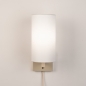 Foto 31454-4 vooraanzicht: Beige wandlamp met hoge witte koker kap en snoer en stekker 