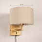 Foto 31456-1: Bedlamp in goud/messing met beige linnen kap en schakelaar op armatuur E27 