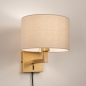 Foto 31456-2: Bedlamp in goud/messing met beige linnen kap en schakelaar op armatuur E27 