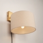 Foto 31456-7: Bedlamp in goud/messing met beige linnen kap en schakelaar op armatuur E27 
