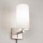 Foto 31461-2: Wandlamp staal met grote witte koker kap van stof met snoer en stekker en schakelaar op de wandplaat E27