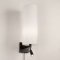 Foto 31465-2: Zwarte wandlamp met hoge witte koker kap en led leeslamp