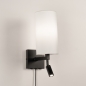 Foto 31466-3: Zwarte wandlamp met hoge witte koker kap en led leeslamp