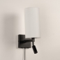 Foto 31466-4: Zwarte wandlamp met hoge witte koker kap en led leeslamp