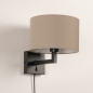 Foto 31468-1: Zwarte wandlamp met schakelaar op de wandplaat en taupe linnen kap 