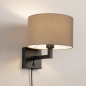 Foto 31468-2: Zwarte wandlamp met schakelaar op de wandplaat en taupe linnen kap 