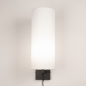 Foto 31469-2: Zwarte wandlamp met witte hoge koker kap en snoer en stekker 