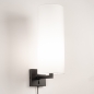Foto 31469-7: Zwarte wandlamp met witte hoge koker kap en snoer en stekker 
