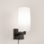 Foto 31470-2: Zwarte wandlamp met witte koker kap en snoer en stekker