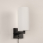 Foto 31470-3: Zwarte wandlamp met witte koker kap en snoer en stekker