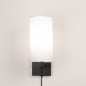 Foto 31470-4: Zwarte wandlamp met witte koker kap en snoer en stekker