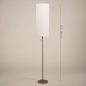 Foto 31477-1: Slanke vloerlamp met hoge koker kap van stof in offwhite