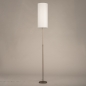 Foto 31477-4: Slanke vloerlamp met hoge koker kap van stof in offwhite