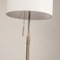 Foto 31477-5: Slanke vloerlamp met hoge koker kap van stof in offwhite