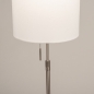 Foto 31477-6: Slanke vloerlamp met hoge koker kap van stof in offwhite