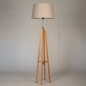 Foto 31478-1: Houten vloerlamp tripod in eiken kleur met taupe kap van stof 