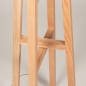 Foto 31478-10: Houten vloerlamp tripod in eiken kleur met taupe kap van stof 