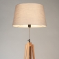 Foto 31478-2: Houten vloerlamp tripod in eiken kleur met taupe kap van stof 
