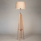 Foto 31478-3: Houten vloerlamp tripod in eiken kleur met taupe kap van stof 