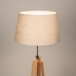 Foto 31478-5: Houten vloerlamp tripod in eiken kleur met taupe kap van stof 